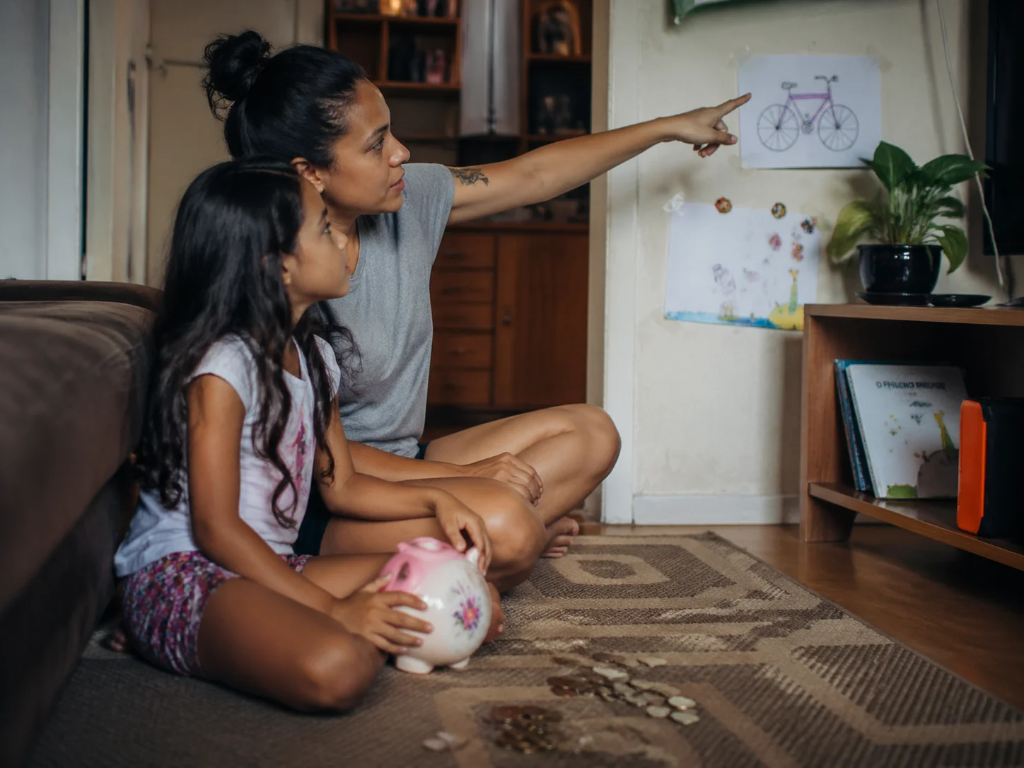 Como ensinar crianças sobre dinheiro e poupar desde cedo